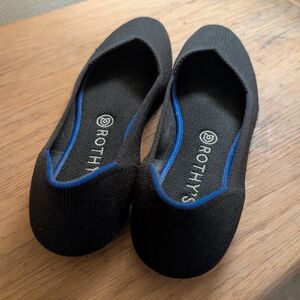 Black round toe Rothys